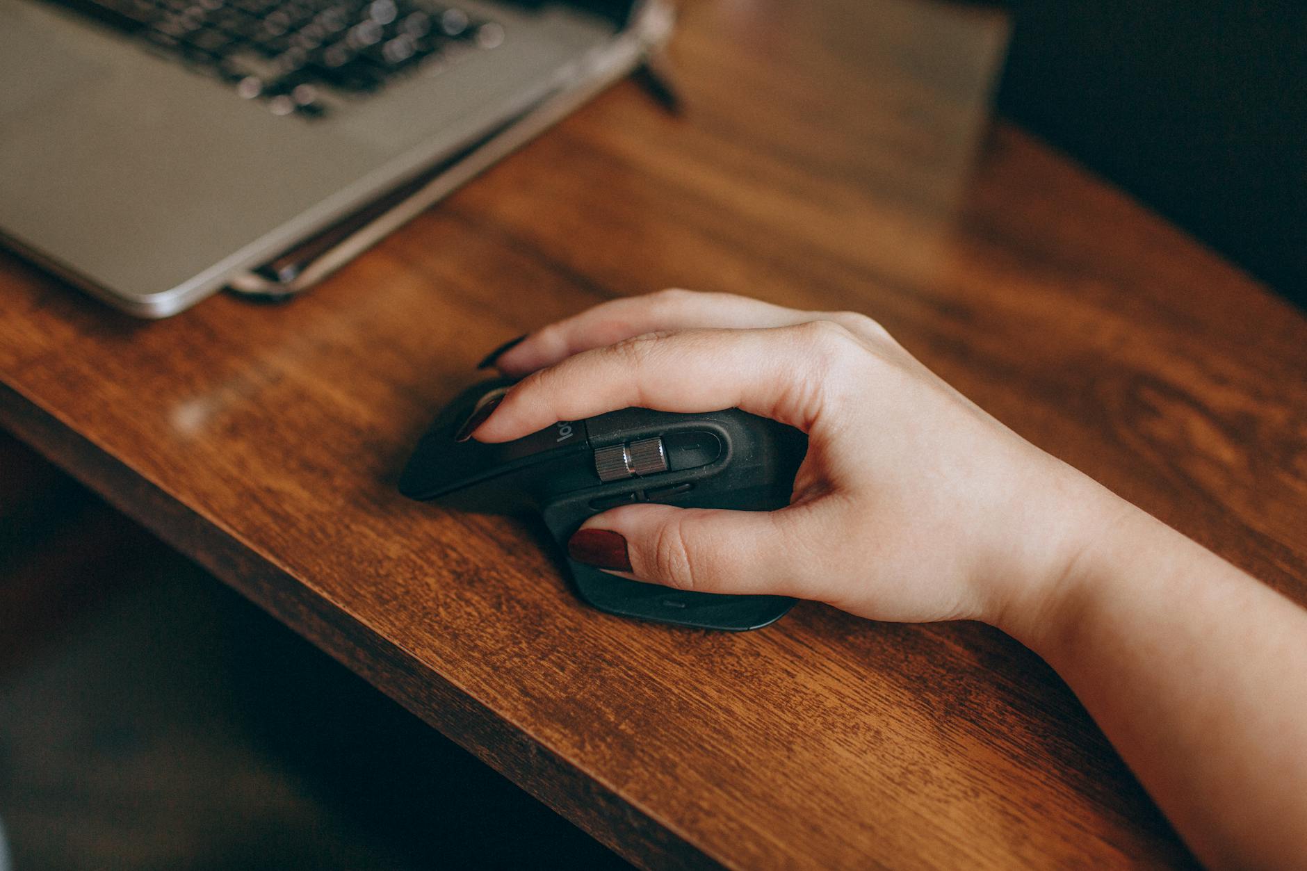 Left-handed mouse vs ambidextrous mouse: which should you buy?