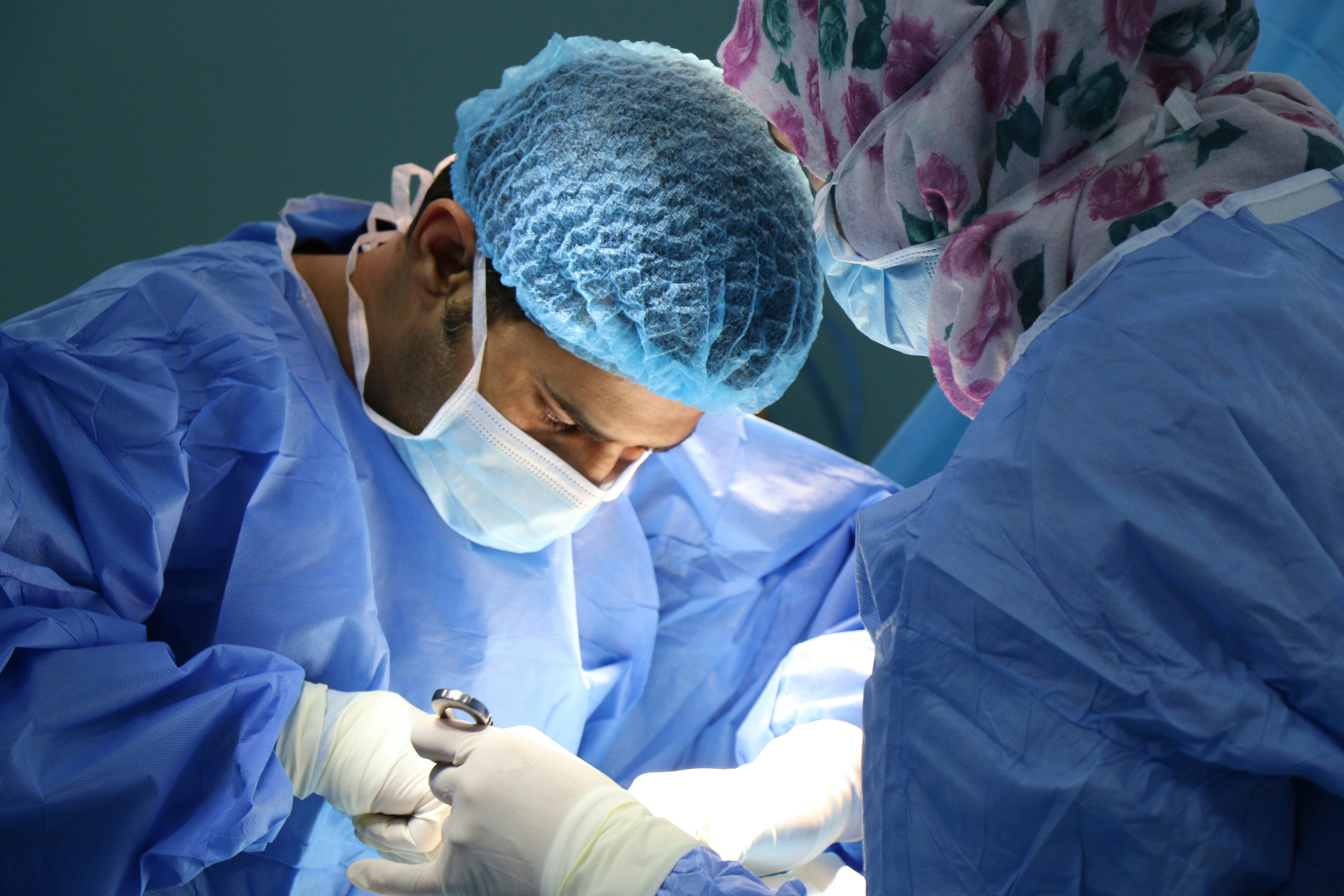 Left-handed surgeons: challenges, advantages, and how they adapt