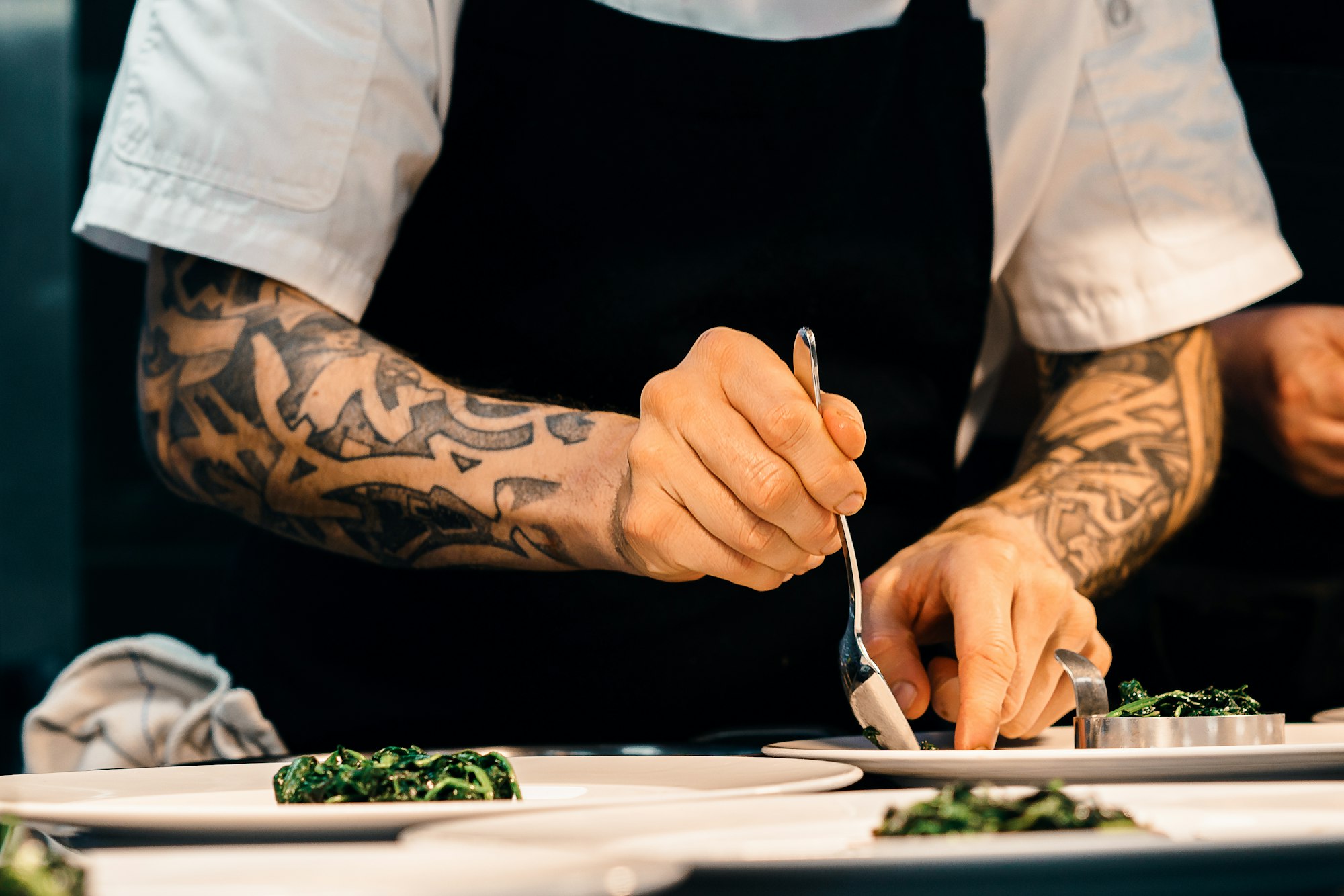 Cooking left-handed: culinary challenges and chef adaptations