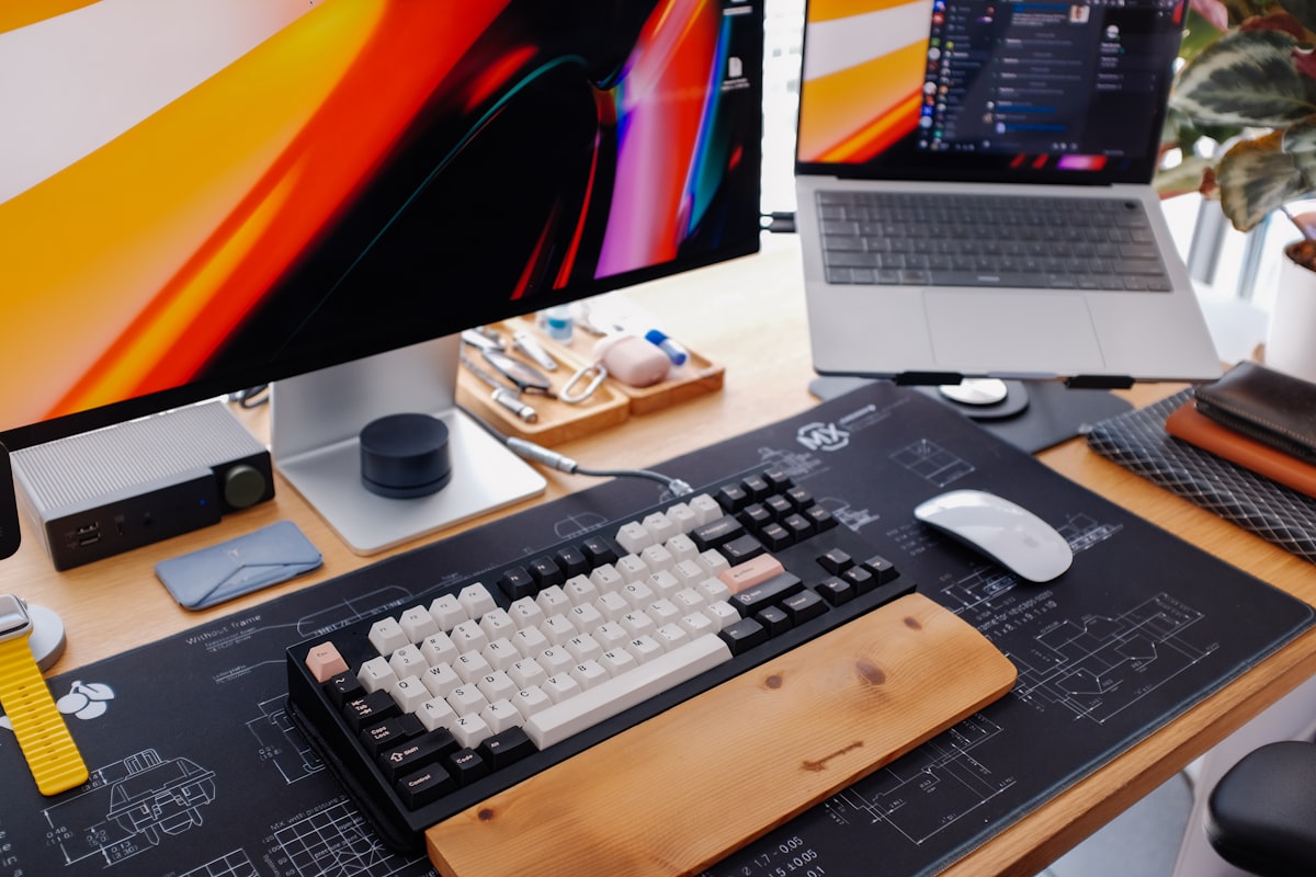 How to set up the perfect left-handed desk and workspace