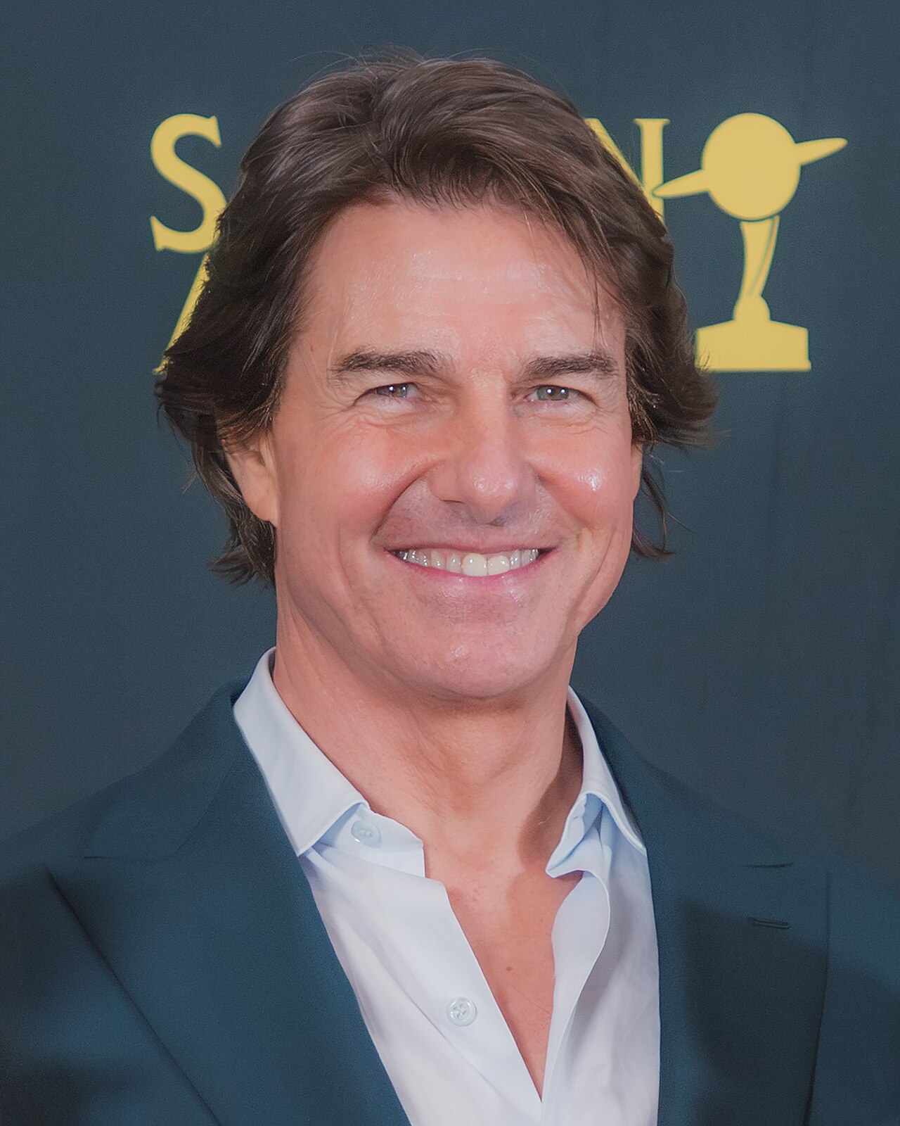 Is Tom Cruise Left-Handed? The Answer Is Mixed